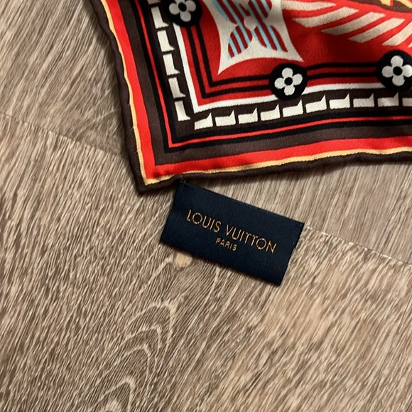 Louis Vuitton silk square - Picture 3 of 9